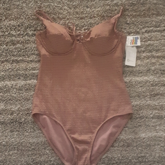 One piece swim suit - Picture 1 of 2